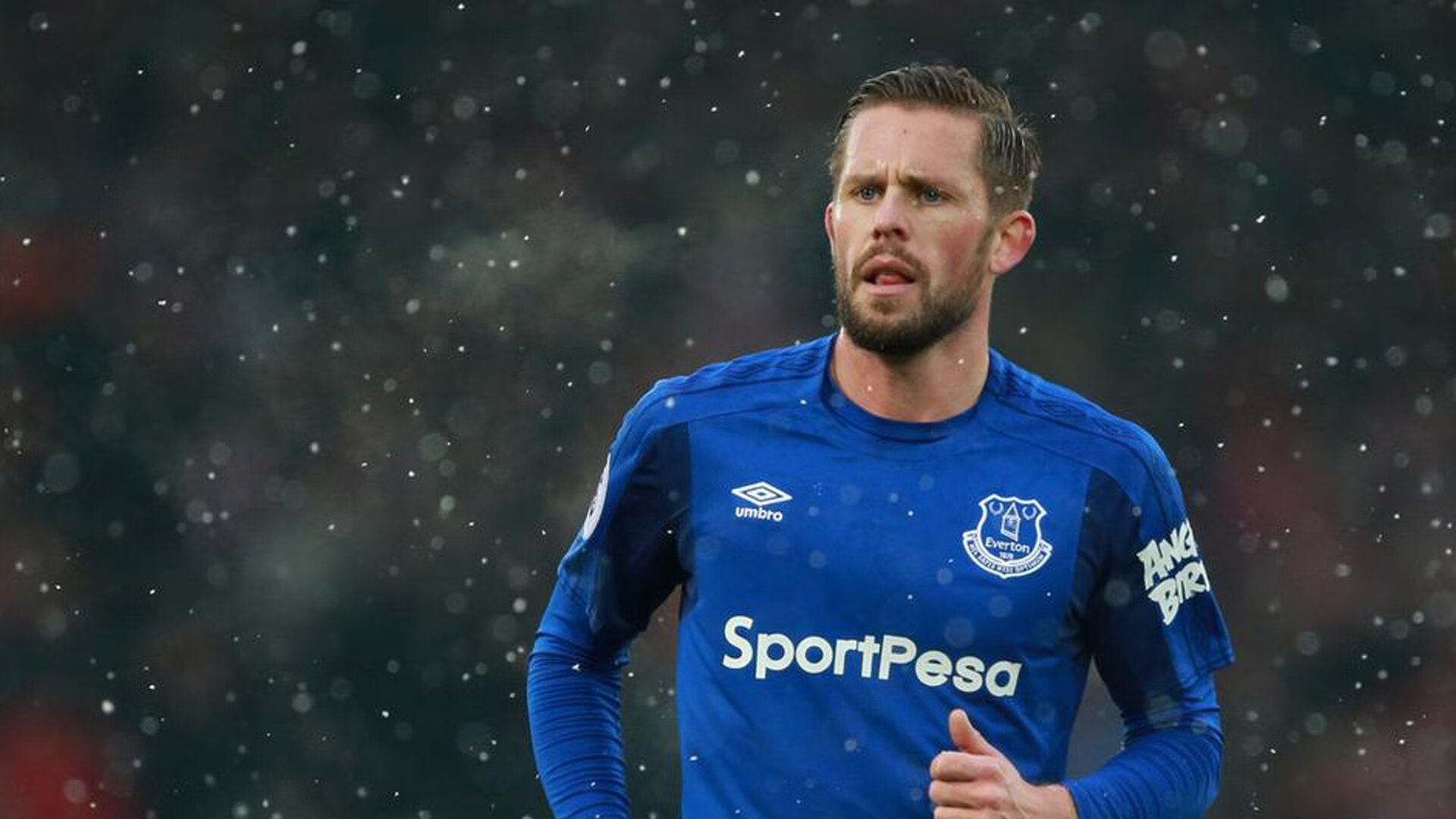 扫地出门!曼联1.1亿豪购引爆更衣室,球迷怒喷:这2人早该滚蛋!